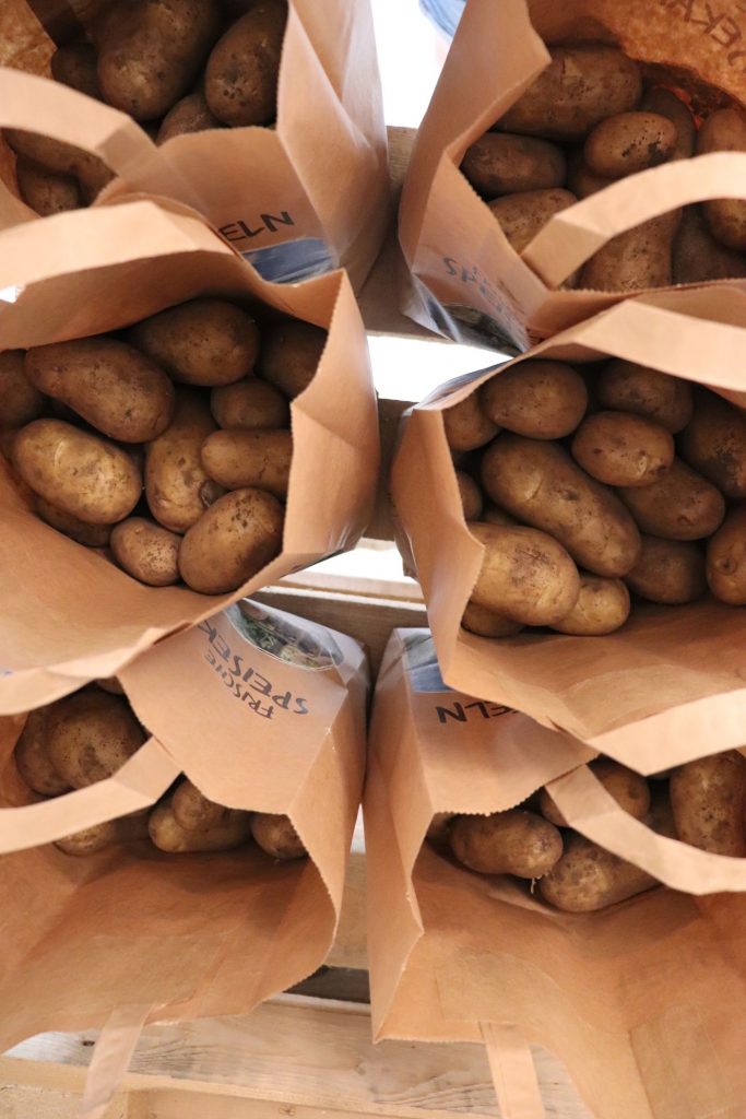 Belana Laura Gunda passend zum Spargel gibt es im Hofladen